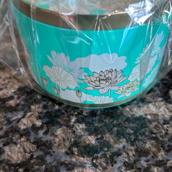 SIMPLY INDULGENT FRAGRANCE SOY CANDLE WATER LILY 14OZ NWT - Picture 4 of 4